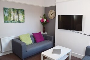 House, 4 Bedrooms | Living room