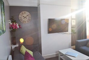 House, 4 Bedrooms | Living room