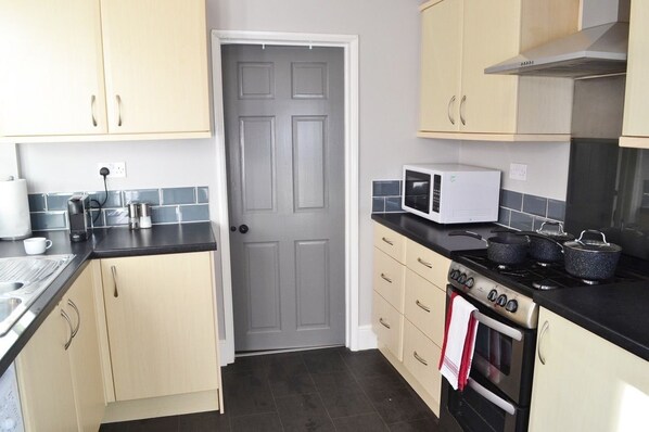 House, 4 Bedrooms | Private kitchen