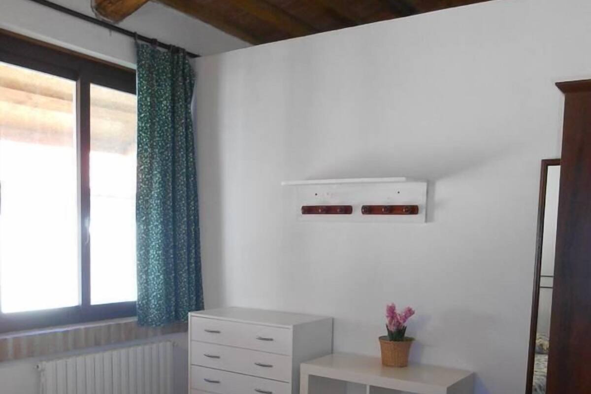 Desk, free cots/infant beds, free WiFi, bed sheets