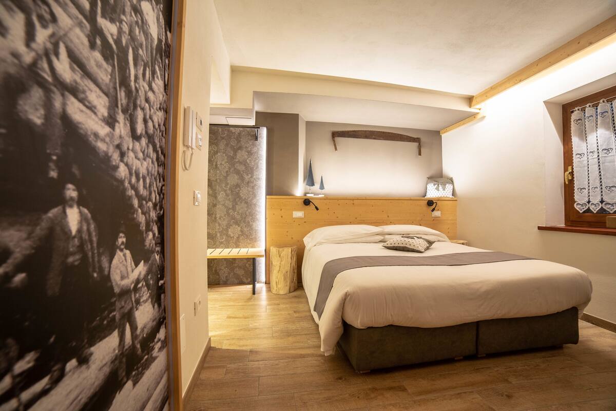 Family Quadruple Room | Egyptian cotton sheets, premium bedding, down comforters, desk
