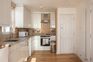 Lò vi sóng, bếp nấu, dụng cụ nấu nướng/bát dĩa/dao nĩa