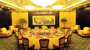 A conference room with a round table, chairs, and a chandelier. - Zhongtian Huanghai Hotel (Rudong)