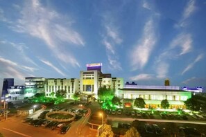 A hotel with a central building, parking area, and a landscaped courtyard. - Zhongtian Huanghai Hotel (Rudong)