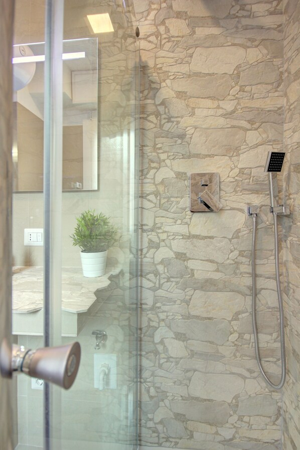 City-Apartment, 1 Schlafzimmer, Stadtblick | Dusche im Bad