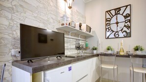 Apartamento urbano, 1 quarto, vista para a cidade | Cozinha privada | Cafeteira/chaleira, geladeira, micro-ondas, cooktop