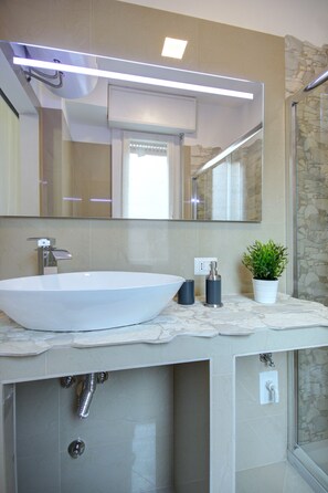 Appartement Ville, 1 chambre, vue ville | Lavabo de la salle de bain