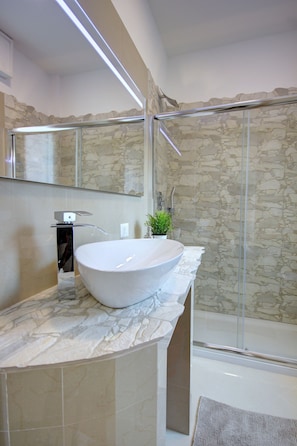 Departamento urbano, 1 habitación, vista a la ciudad | Baño | Regadera, regadera tipo lluvia, amenidades de baño gratuitas