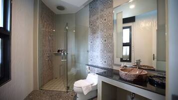 Seaview Villa | Bathroom | Shower, rainfall showerhead, free toiletries, hair dryer