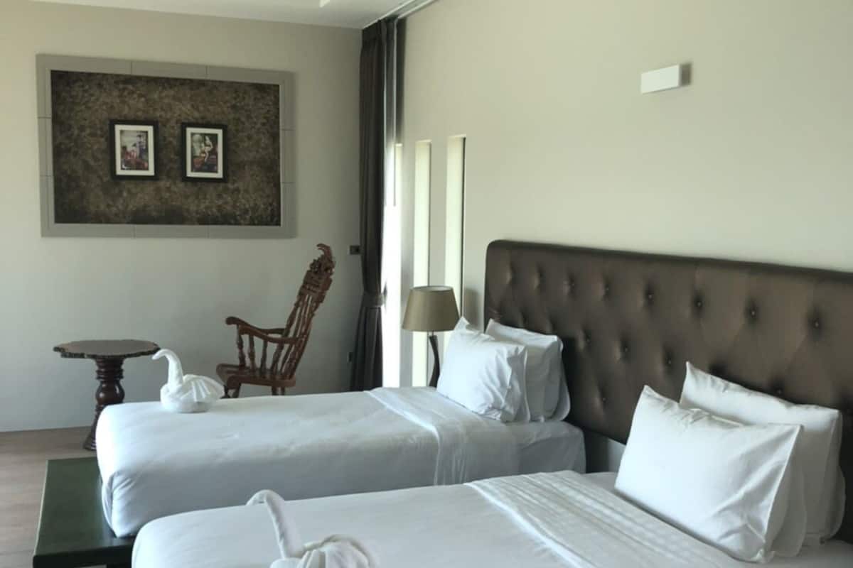 Pool Residence Villa | Una cassaforte in camera, una scrivania, tende oscuranti, Wi-Fi gratuito