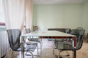 Apartment, 2 Schlafzimmer | Eigene Küche | Kühlschrank, Mikrowelle, Herdplatte, Wasserkocher