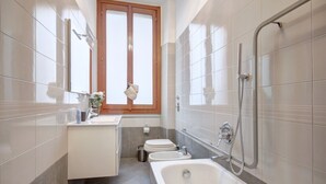 Apartamento, 4 quartos | Banheiro | Banheira, banheira de imersão, secador de cabelo, bidê