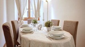 Apartamento, 4 quartos | Opções para refeição no quarto