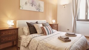 Apartamento, 4 quartos | 3 quartos, ferros/tábuas de passar roupa, Wi-Fi de cortesia