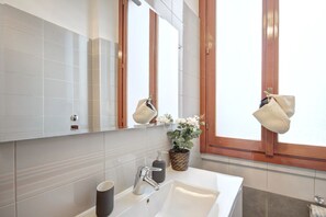 Departamento, 4 habitaciones | Baño | Tina, tina profunda, secadora de cabello, bidet 