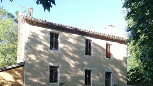 Un bâtiment à deux étages, doté d’un toit recouvert de tuiles, de nombreuses fenêtres et d’une entrée principale.