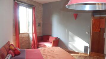 Kahden hengen huone, oma kylpyhuone, näköala puutarhaan | Yksilöllisesti sisustettu, työpöytä, ilmaiset vauvansängyt