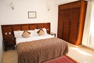 Escritorio, cortinas blackout y tabla de planchar con plancha 