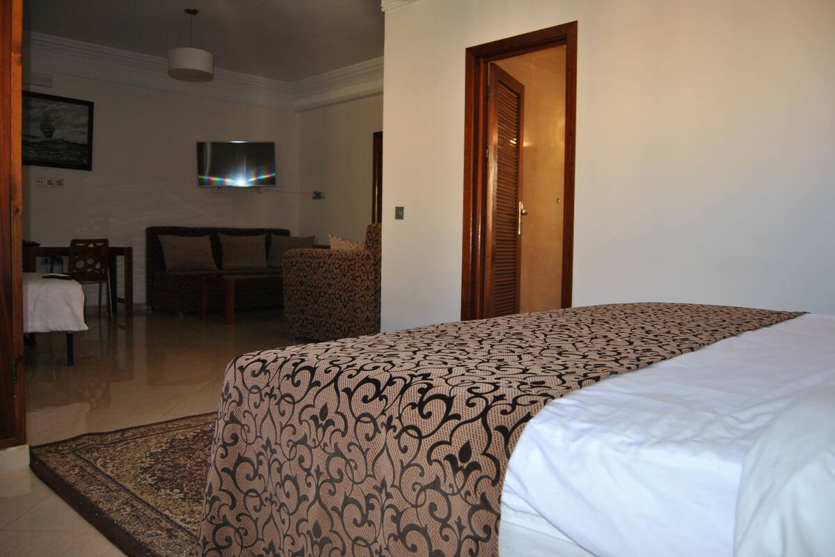Family Suite, Non Smoking | Desk, blackout drapes, iron/ironing board (on request), WiFi (free)