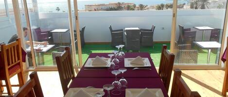 Frühstück, Mittagessen, Abendessen, lokale und internationale Küche