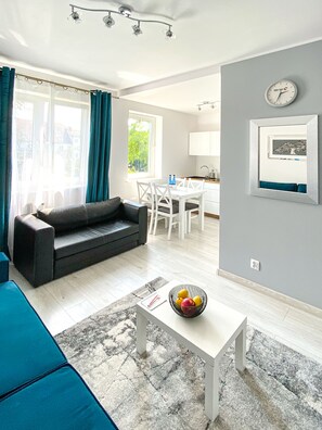 Deluxe Studio Suite, Pool Access (11) | Living room