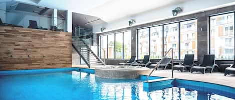 Innendørsbasseng, sesongbasert utendørsbasseng og solsenger