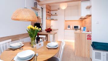 Deluxe Apartment, Partial Sea View (7) | Private kitchen | Fridge, coffee/tea maker, electric kettle, high chair