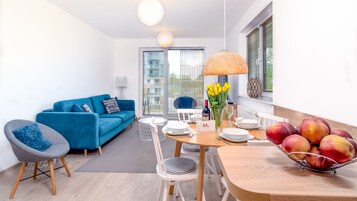 Apartamento Deluxe, vistas parciales al mar (7) | Sala de estar | Una televisión de pantalla plana