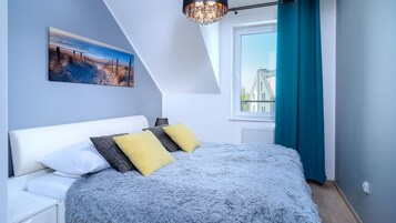 Deluxe Apartment, Partial Sea View (9) | Egyptian cotton sheets, premium bedding, individually decorated