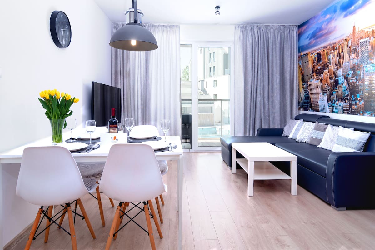 Superior Apartment, Pool View (4) | Living room | Flat-screen TV