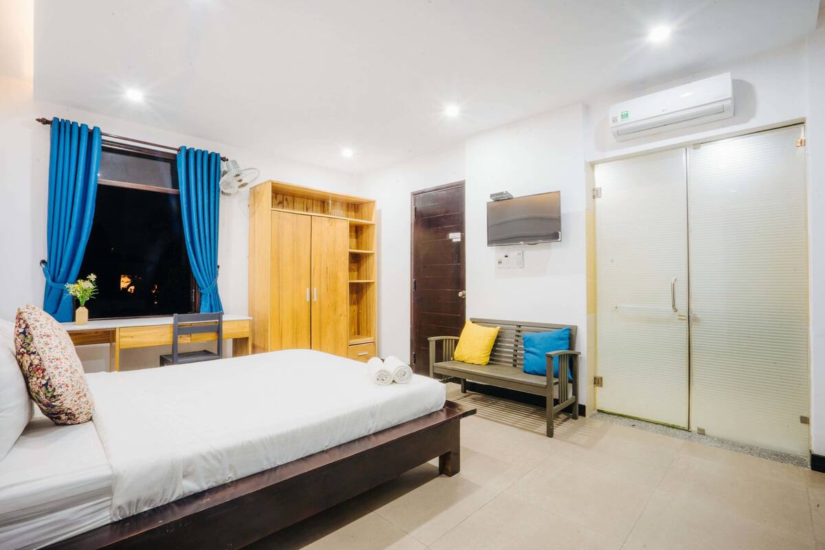 Minibar, cortinas blackout y sistema de insonorización