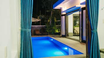 Außenpool, Sonnenschirme, Liegestühle