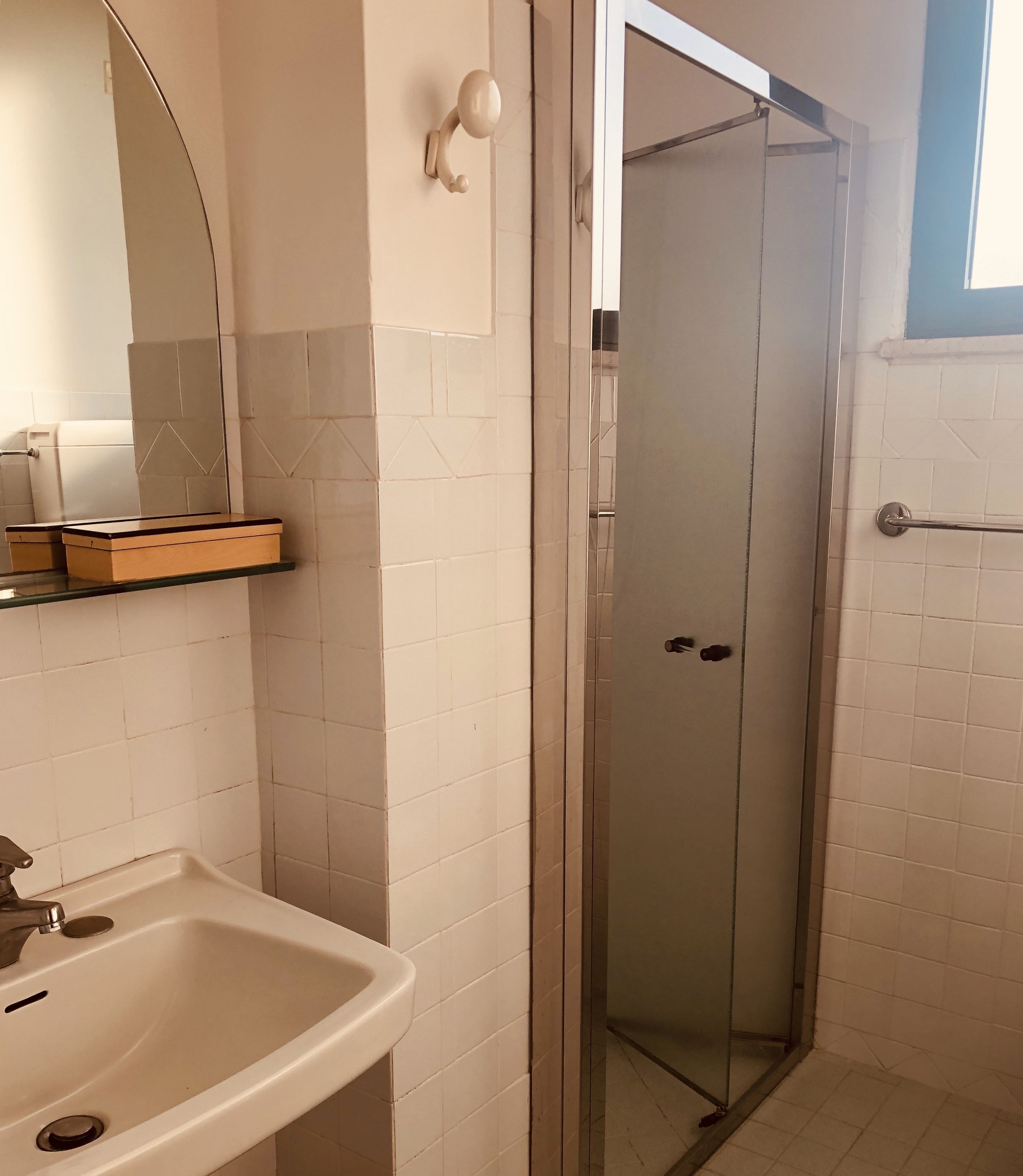 shower, rainfall showerhead, bidet, towels