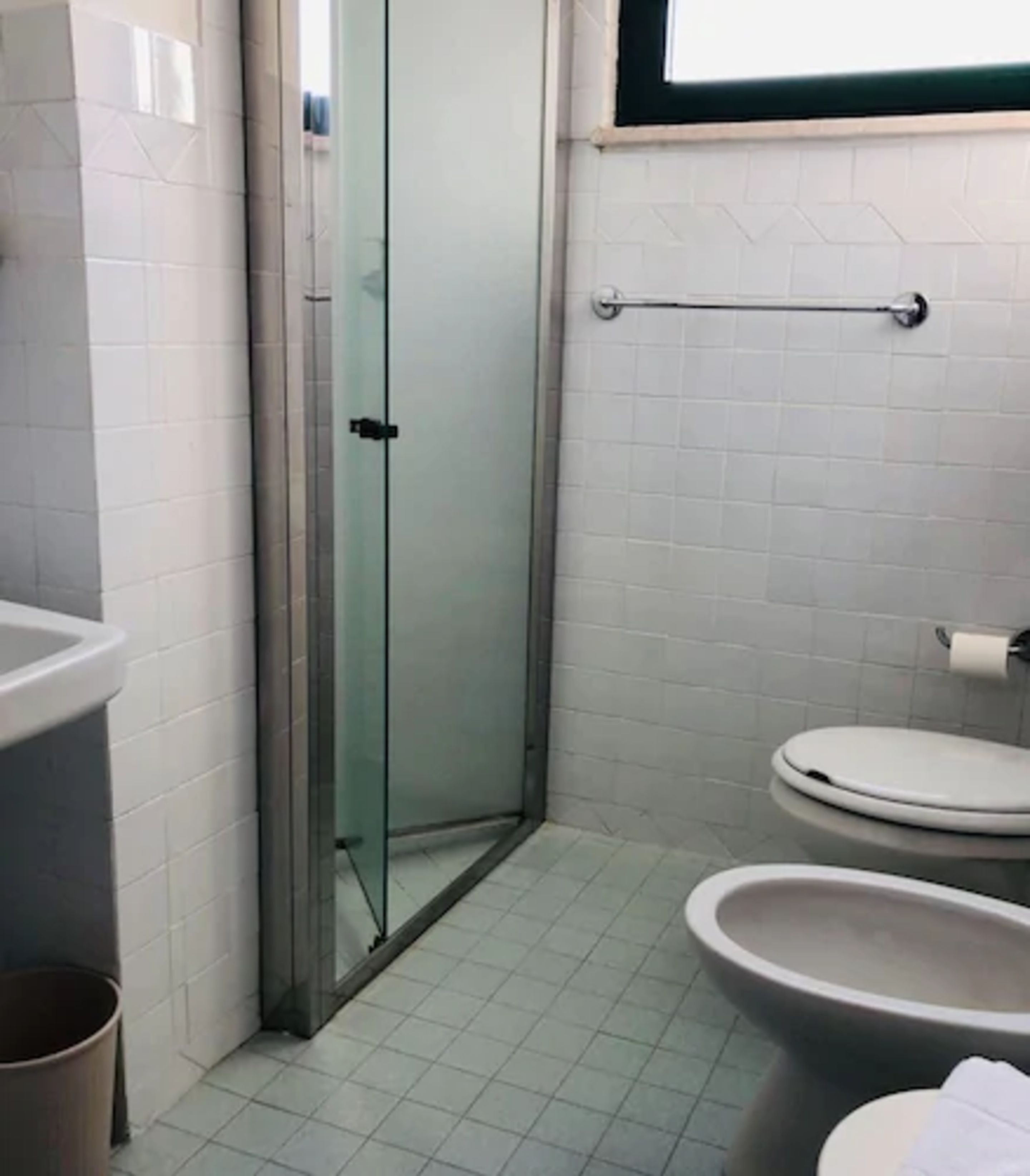 shower, rainfall showerhead, bidet, towels