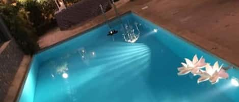 Una piscina al aire libre de temporada