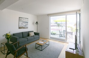 Deluxe Townhome, 2 Bedrooms, Sea View (Ladeira 4) | Living area | 42-inch Smart TV with cable channels, TV, Netflix - Home Azores – Casas da Ladeira (Ponta Delgada)