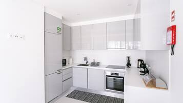Deluxe Townhome, 2 Bedrooms, Sea View (Ladeira 4) | Private kitchen | Fridge, microwave, oven, stovetop