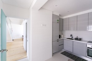 Deluxe Townhome, 2 Bedrooms, Sea View (Ladeira 4) | Cuisine privée | Réfrigérateur, micro-ondes, four, plaque de cuisson