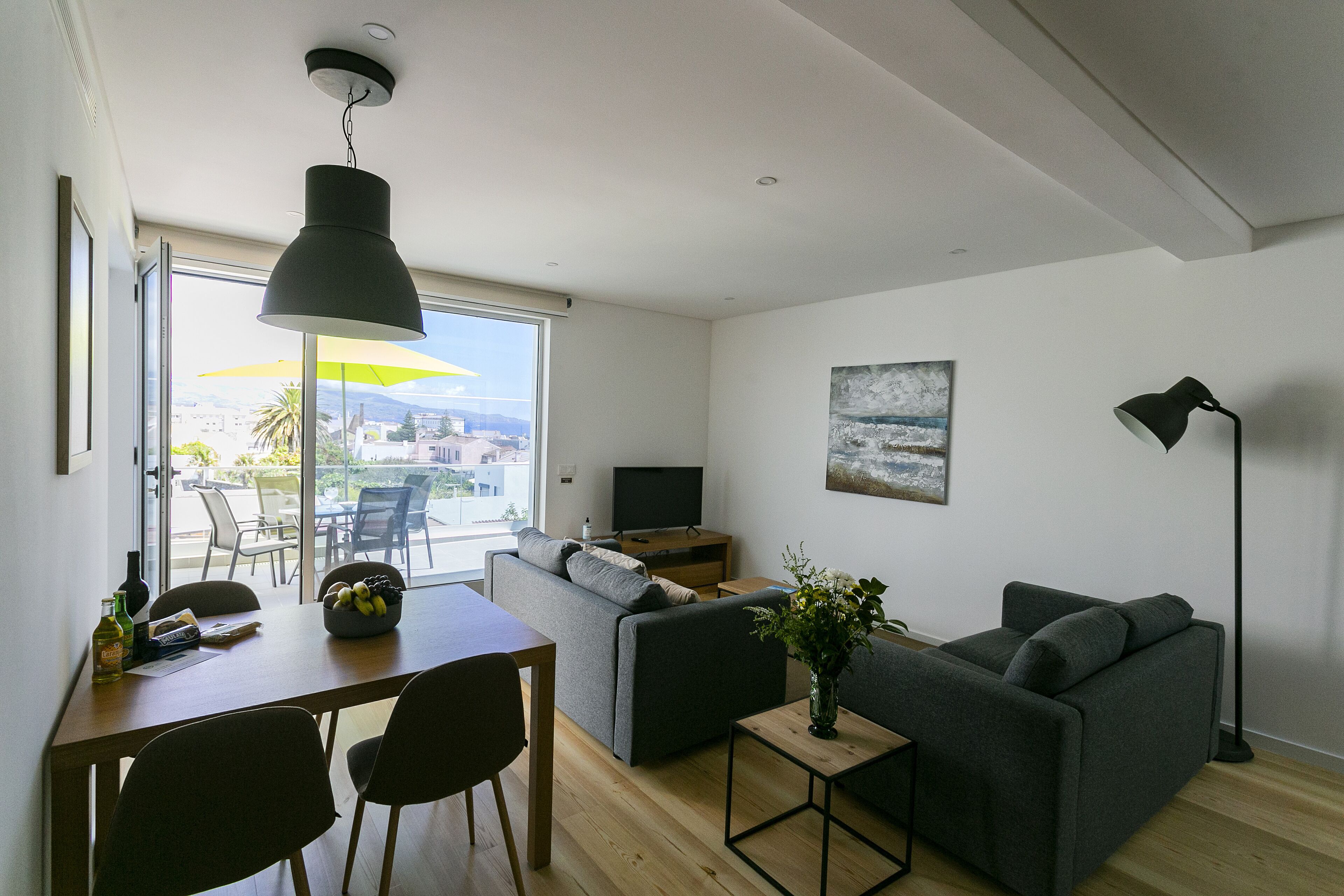 Deluxe Townhome, 2 Bedrooms, Sea View (Ladeira 4A) | Wohnbereich | 42-Zoll-Smart-TV mit Kabelempfang, Fernseher, Netflix