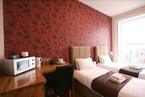 Una scrivania, ferro/asse da stiro, Wi-Fi gratuito, lenzuola