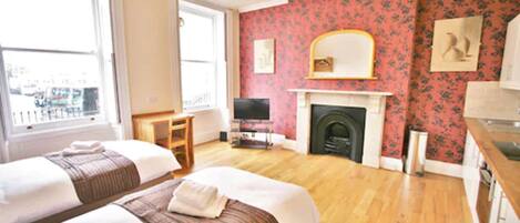 Bureau, fer et planche à repasser, Wi-Fi gratuit, draps fournis