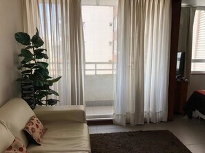 Apartment, 1 Queen Bed (1601) | Living room | 42-inch Smart TV with cable channels, TV - Departamentos concepcion Plus (Concepción)
