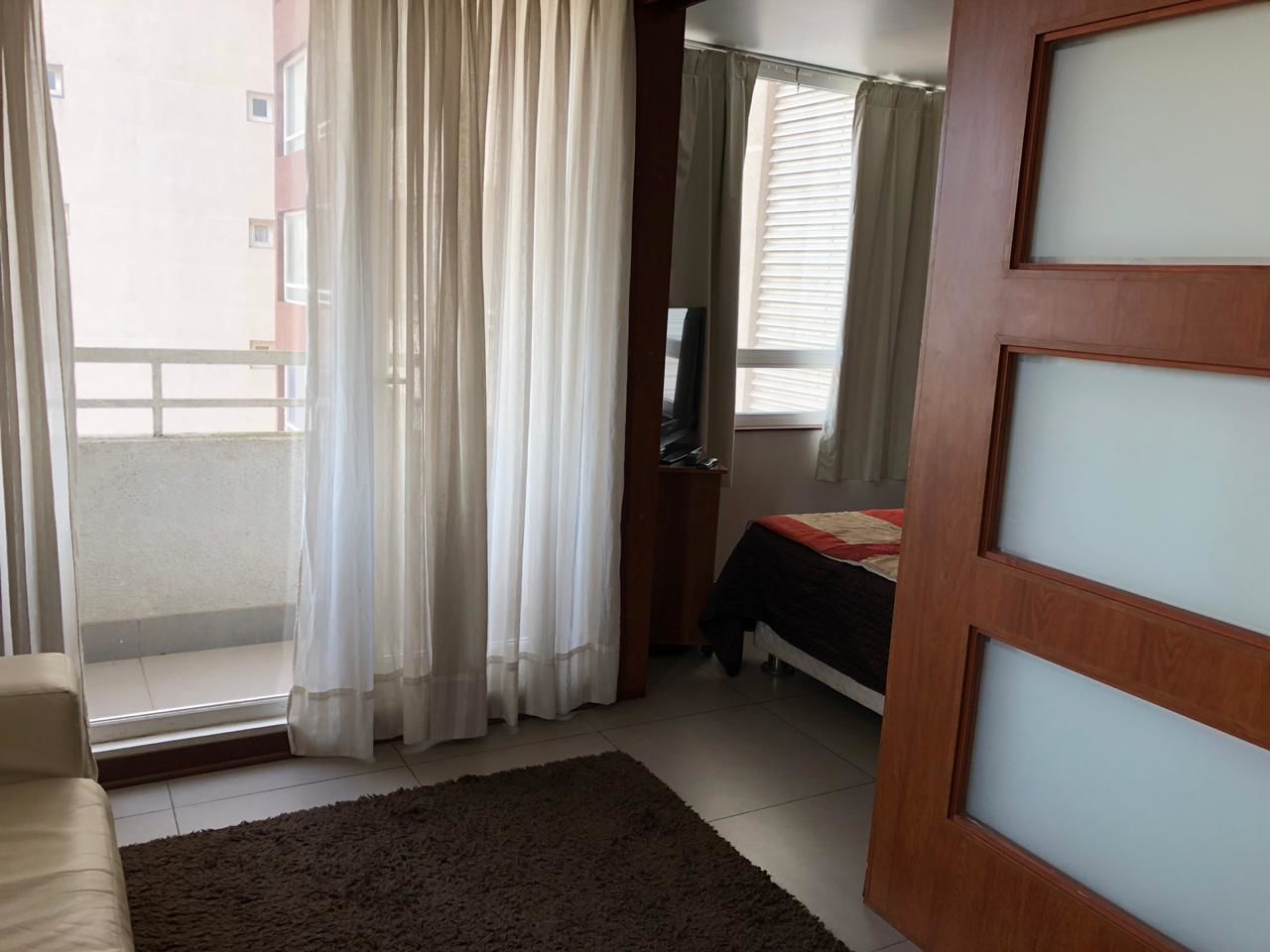 Apartemen, 1 Tempat Tidur Queen (1601) | Ruang keluarga | Smart TV 42-inci dengan saluran TV kabel dan TV