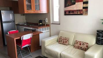 Apartment, 1 Queen Bed (1601) | Living room | 42-inch Smart TV with cable channels, TV