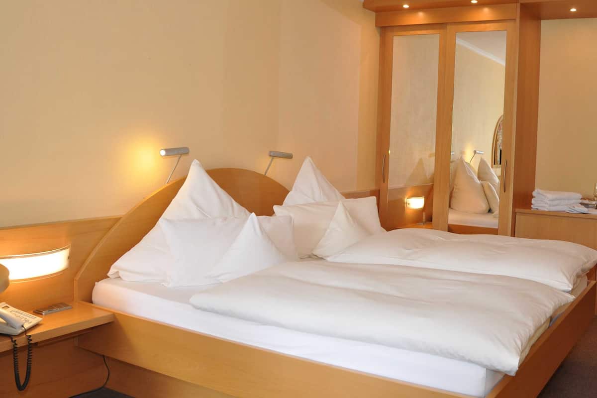 Habitación doble Confort, balcón | Escritorio, insonorización, wifi gratis y ropa de cama 