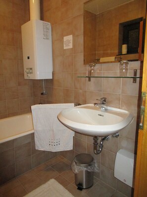 Design Cabin | Bathroom | Separate bathtub and shower, deep-soaking bathtub, hair dryer, towels - Ferienhaus am Brotjacklriegel (Schofweg)