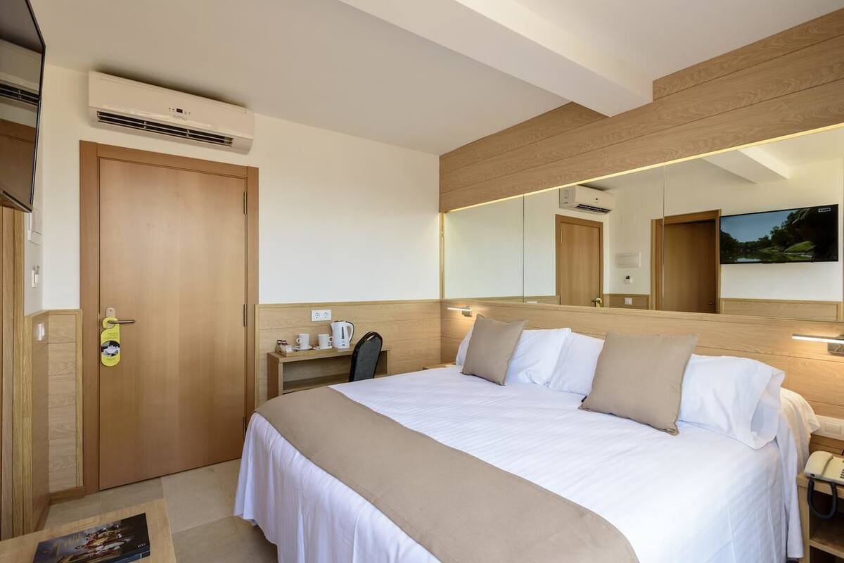 Deluxe Double or Twin Room, Sea View | Premium bedding, in-room safe, blackout drapes, soundproofing