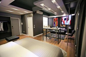 Minibar, desk, blackout drapes, soundproofing - Hotel Pressi (Pinhalzinho)