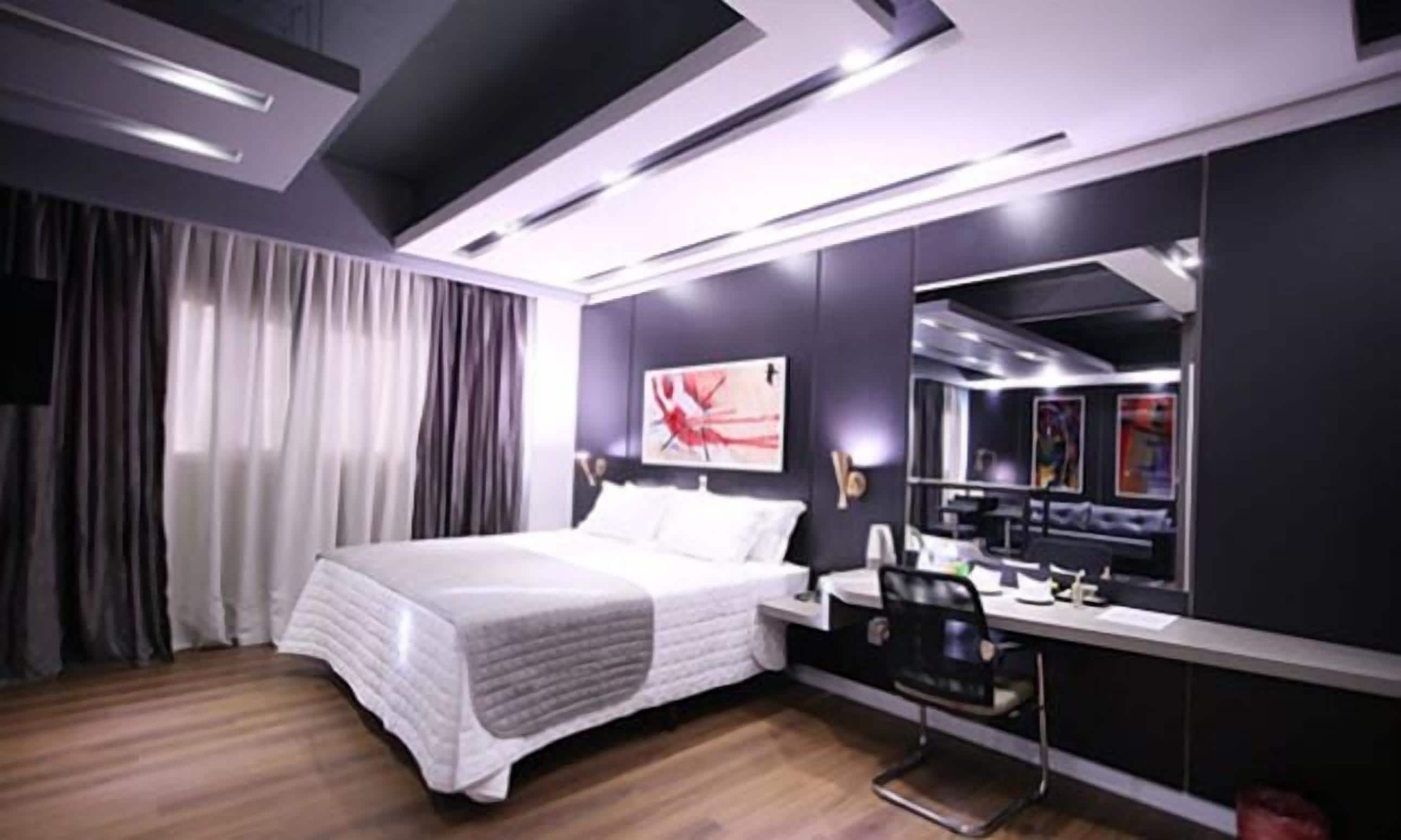 Presidential Double Room, 1 King Bed, Non Smoking | Minibar, desk, blackout drapes, soundproofing