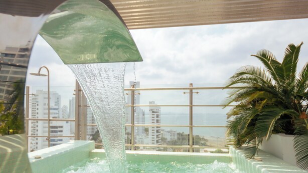 Een bubbelbad met een helder uitzicht op de skyline van de stad.